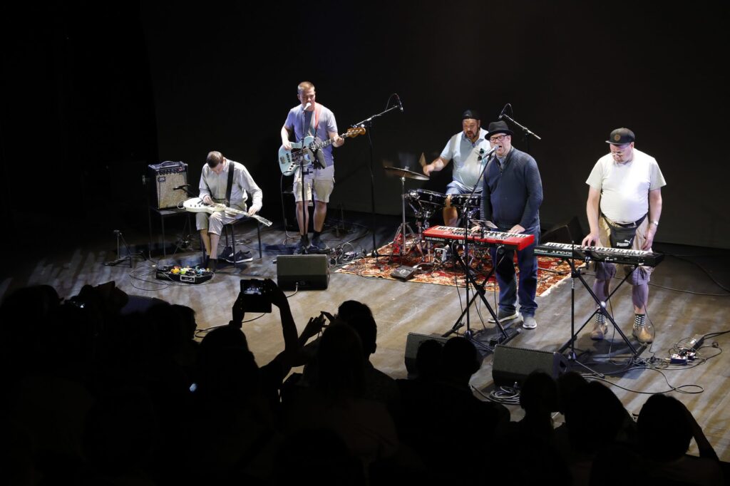 Kuvassa Resonaarigroup-yhtye esiintymislavalla.